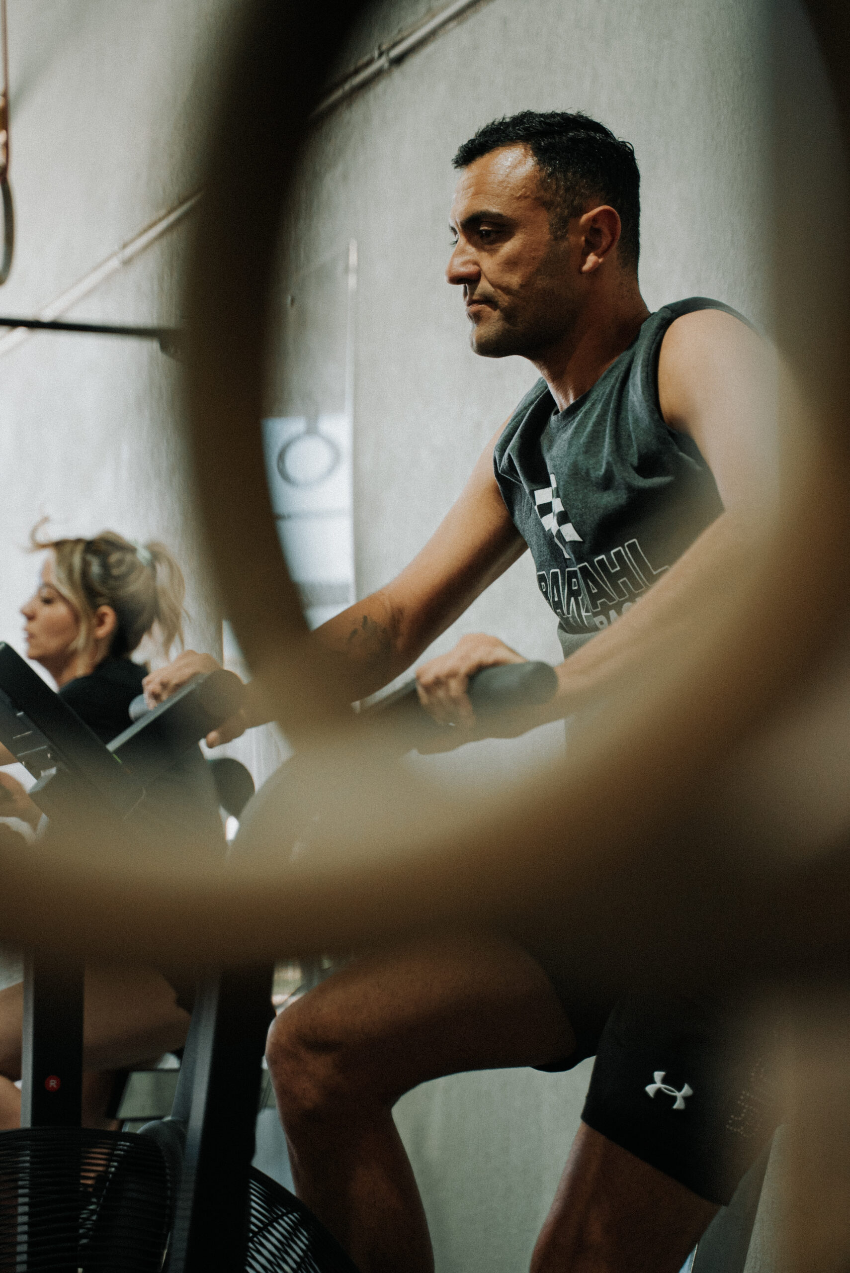 Adhérent sur l'Air Bike pendant un cours à CrossFit MVP, La Fare-les-Oliviers